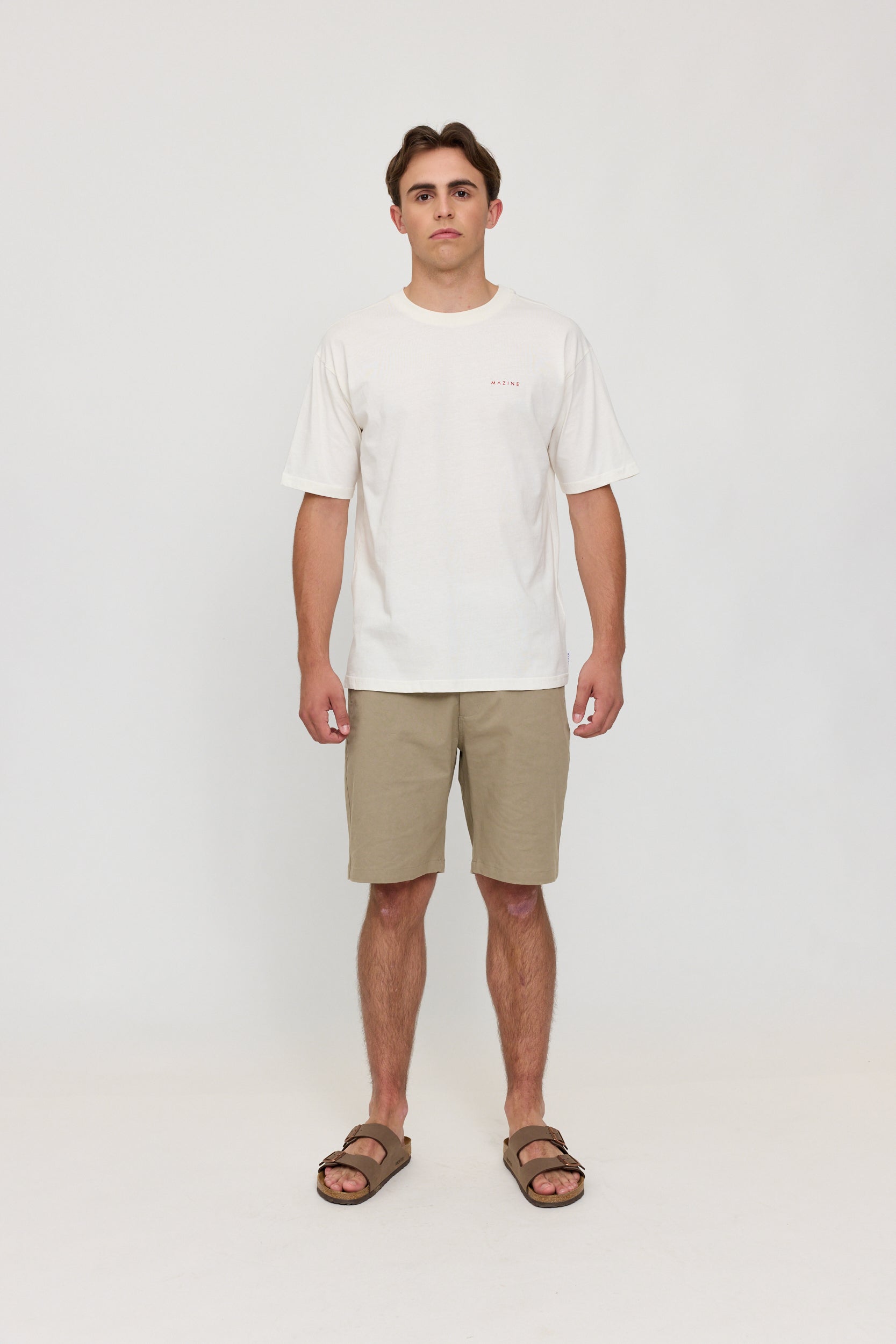 Mann in weißem T-Shirt und beigen Shorts