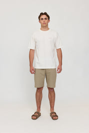 Mann in weißem T-Shirt und beigen Shorts