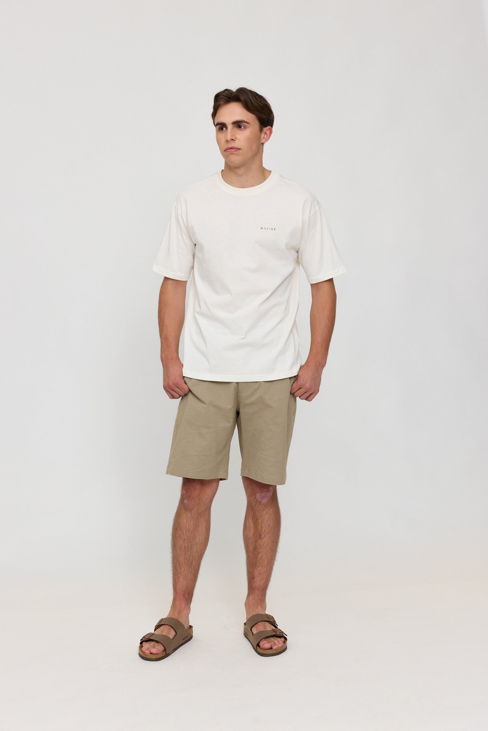 Mann in weißem T-Shirt und beigen Shorts