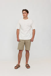 Mann in weißem T-Shirt und beigen Shorts