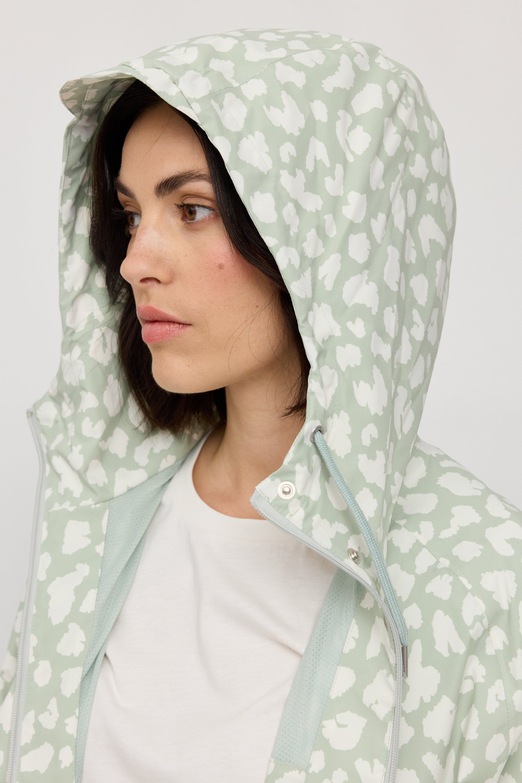 Frau trägt Jacke mit Kapuze und Blumenmuster