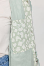 Detailaufnahme einer tarnfarbenen Funktionsjacke