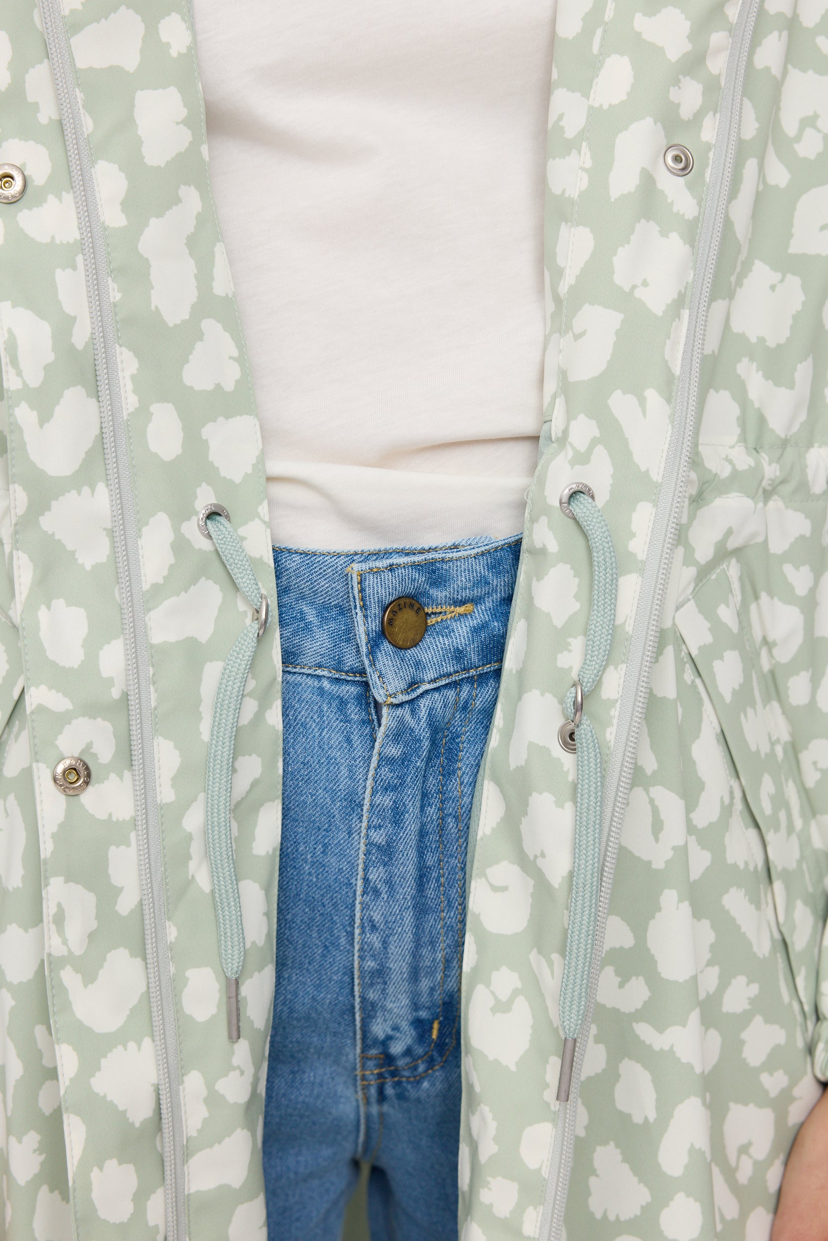 Jeans und gemusterte Jacke im Detail