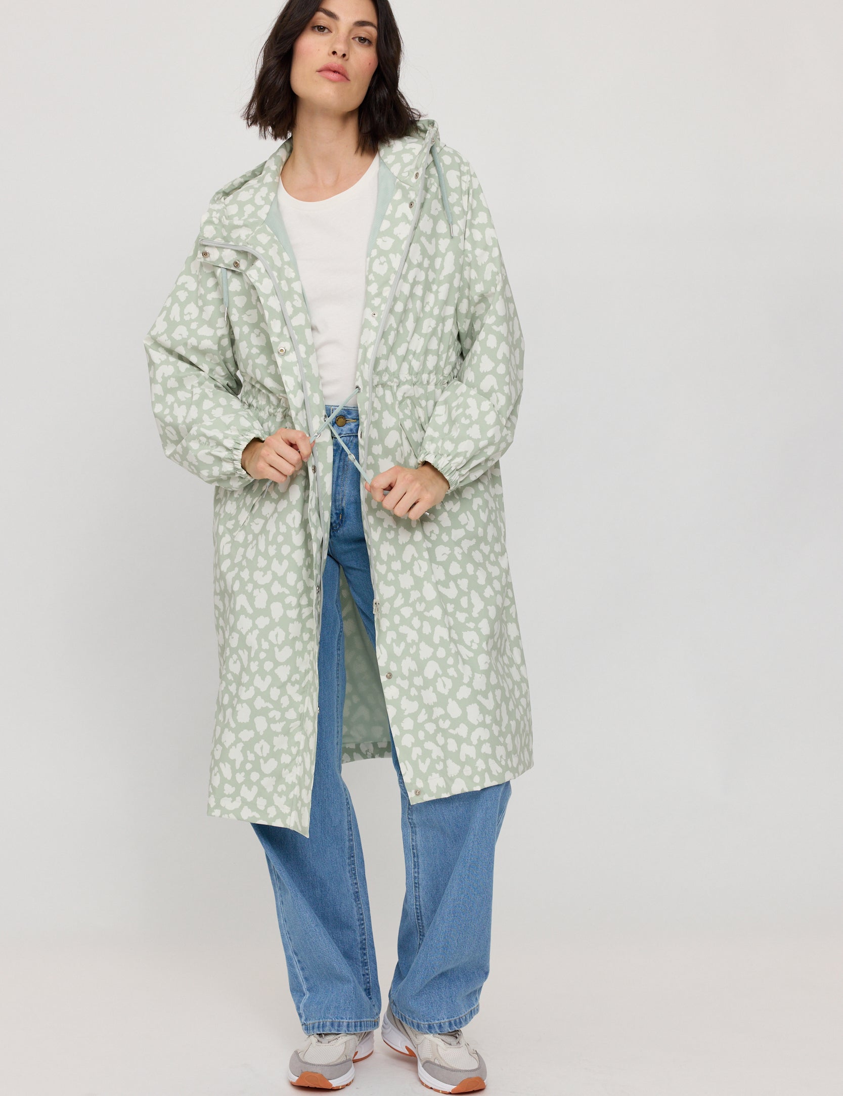 Frau in gemusterter Jacke und Jeans