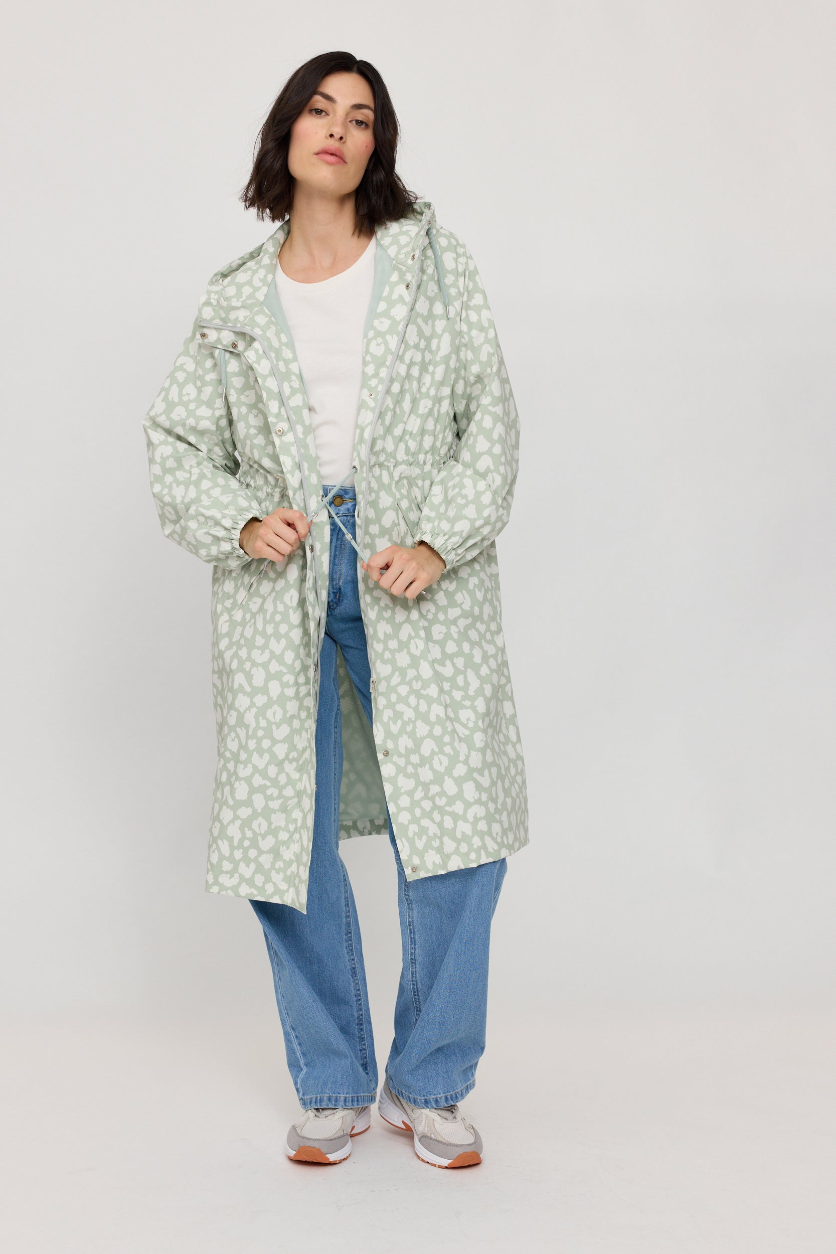 Frau in gemusterter Jacke und Jeans