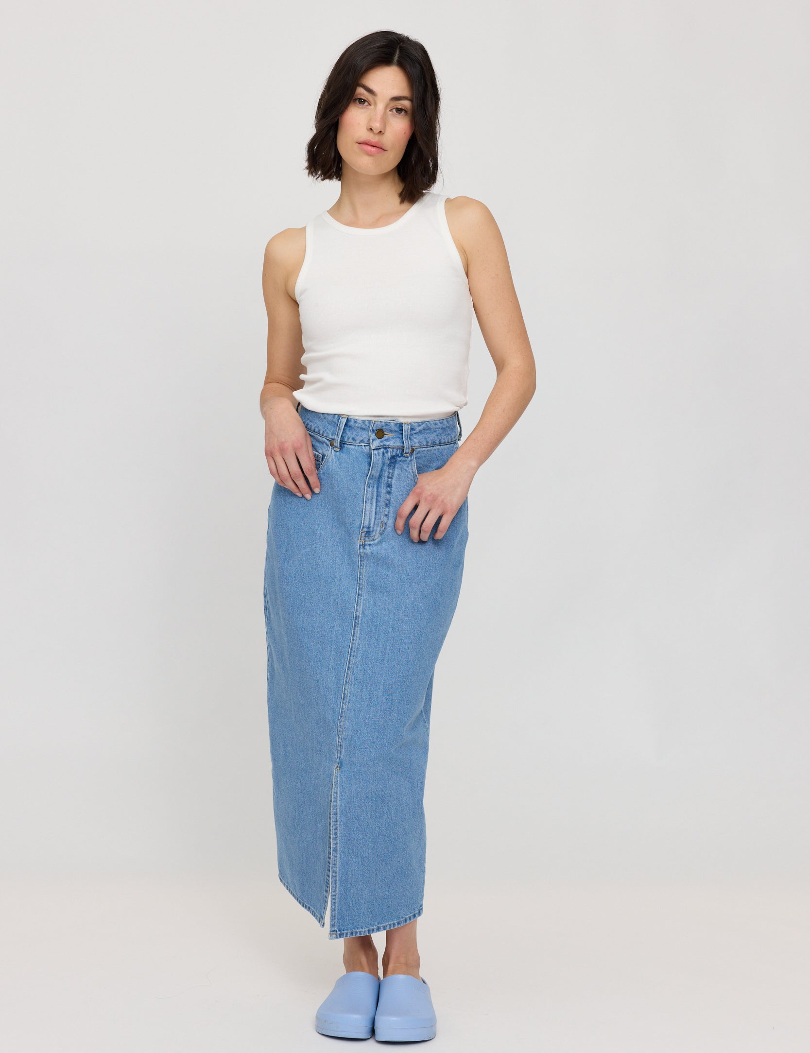 Frau in weißem Tanktop und Jeansrock
