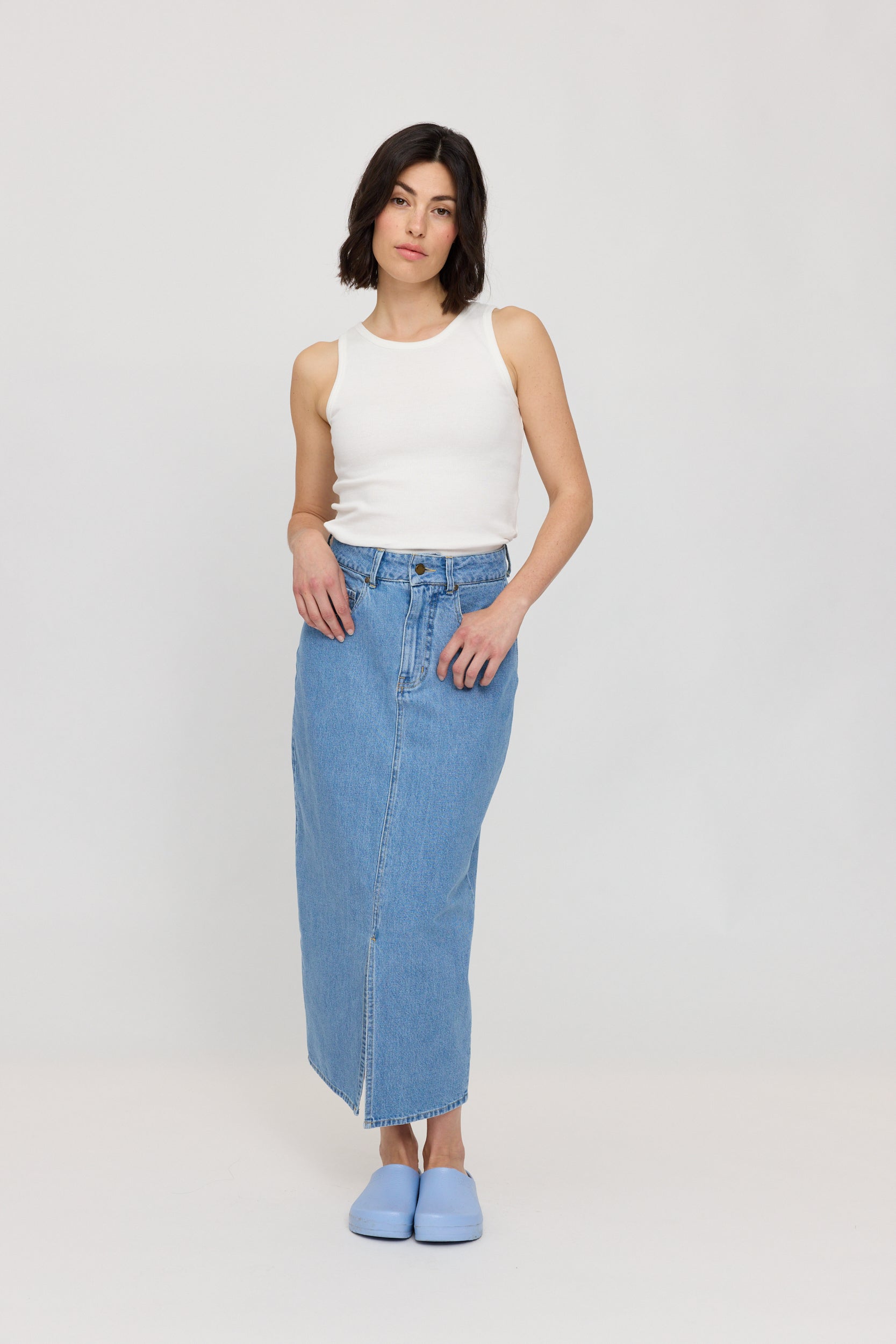 Frau in weißem Tanktop und Jeansrock