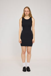 Frau in schwarzem Kleid und weißen Socken