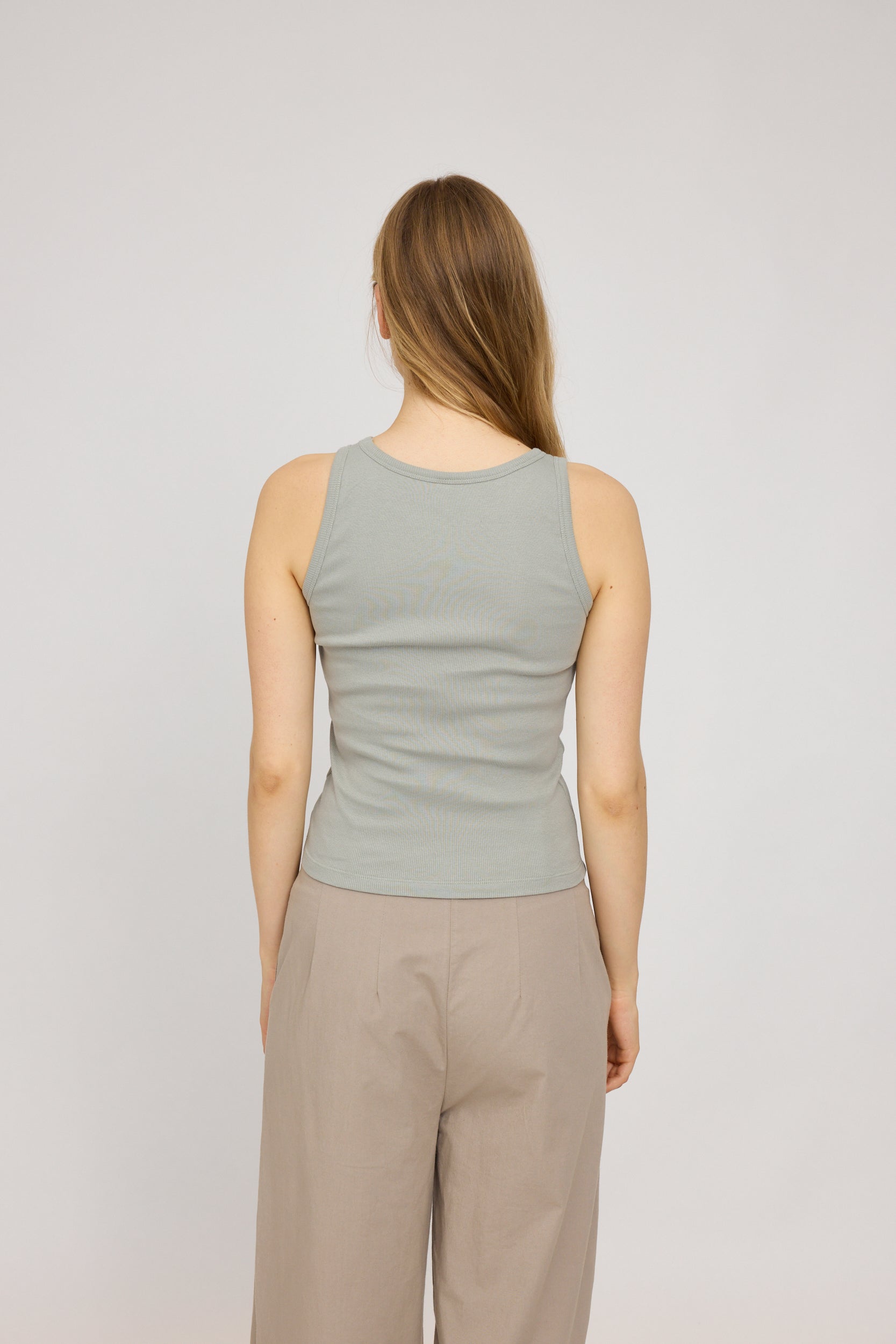 Frau von hinten in grauem Top