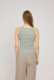 Frau von hinten in grauem Top