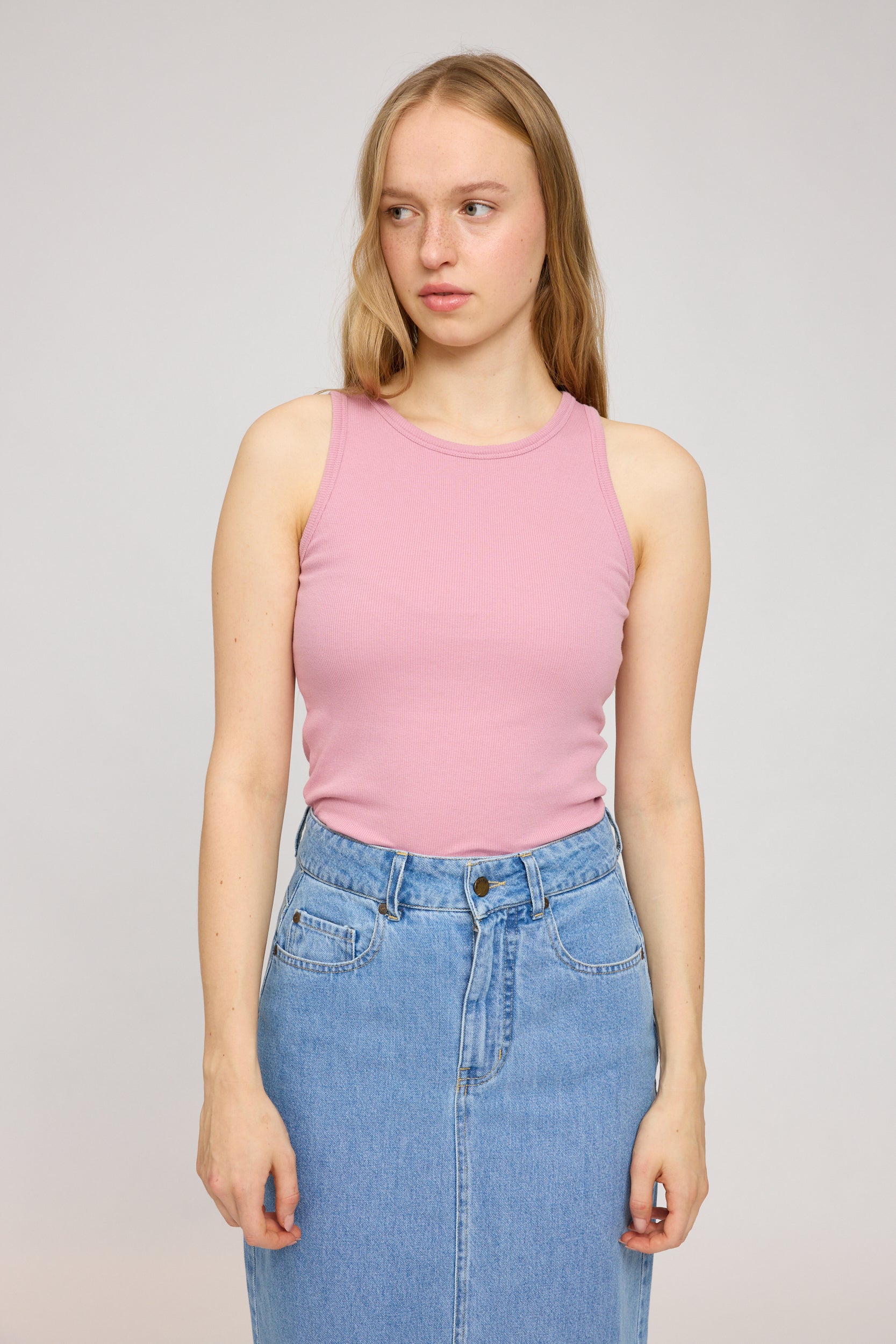 Frau in rosa Top und Jeansrock
