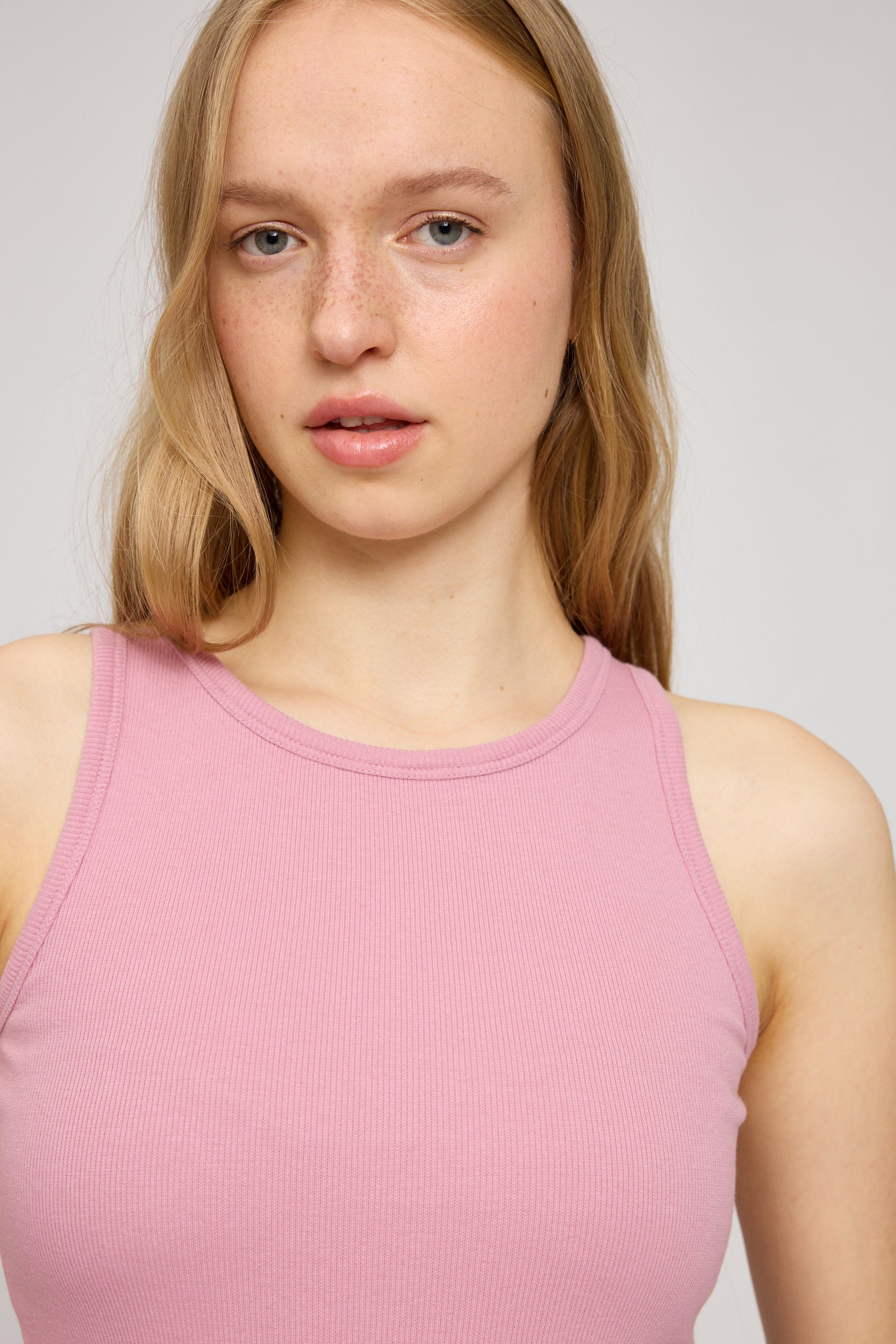 Junge Frau in rosa Top, Porträt