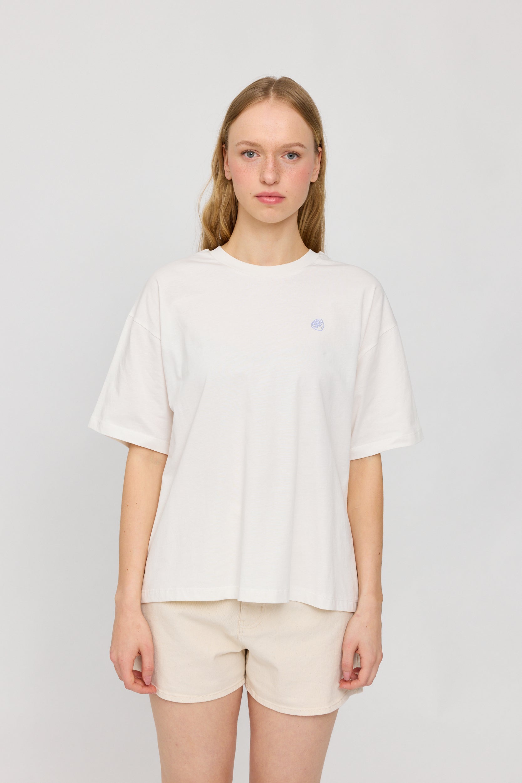 Frau in weißem T-Shirt und beige Shorts