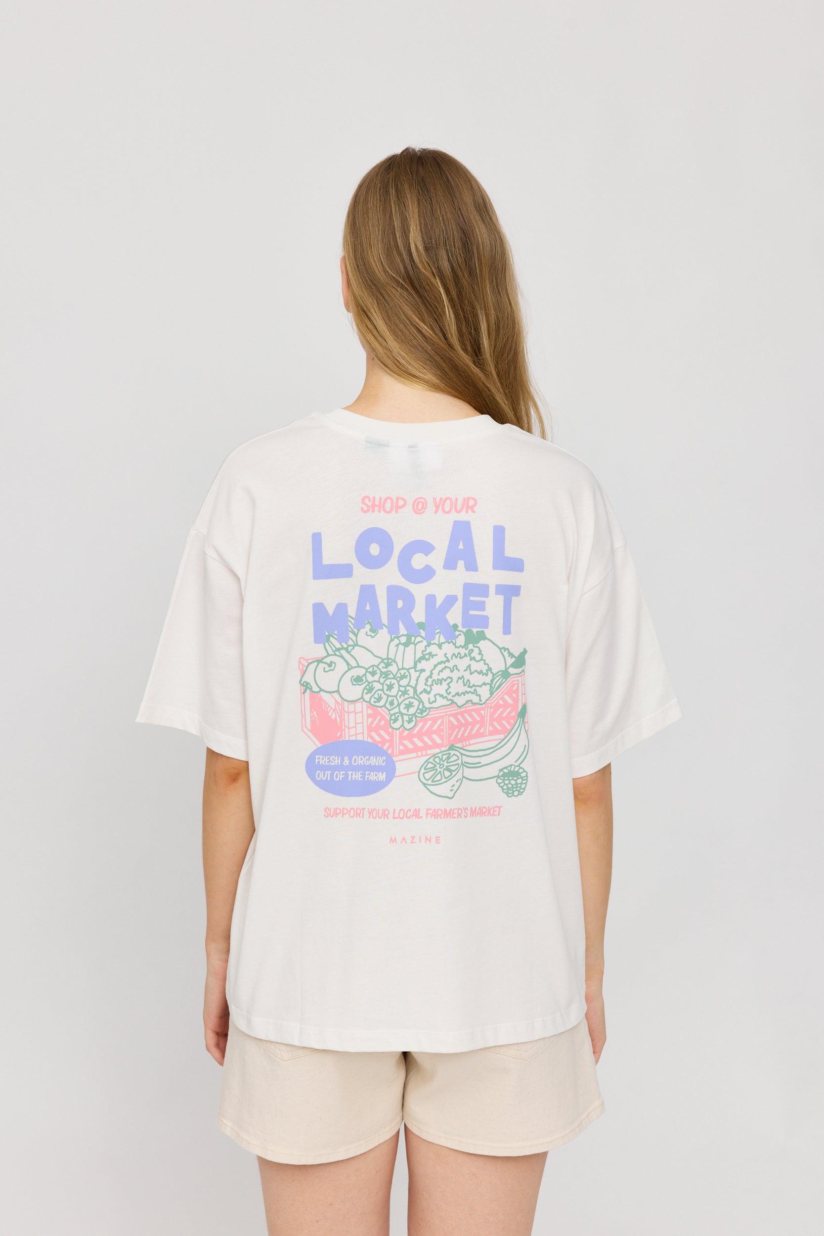 Frau trägt T-Shirt mit Aufdruck 'Local Market'