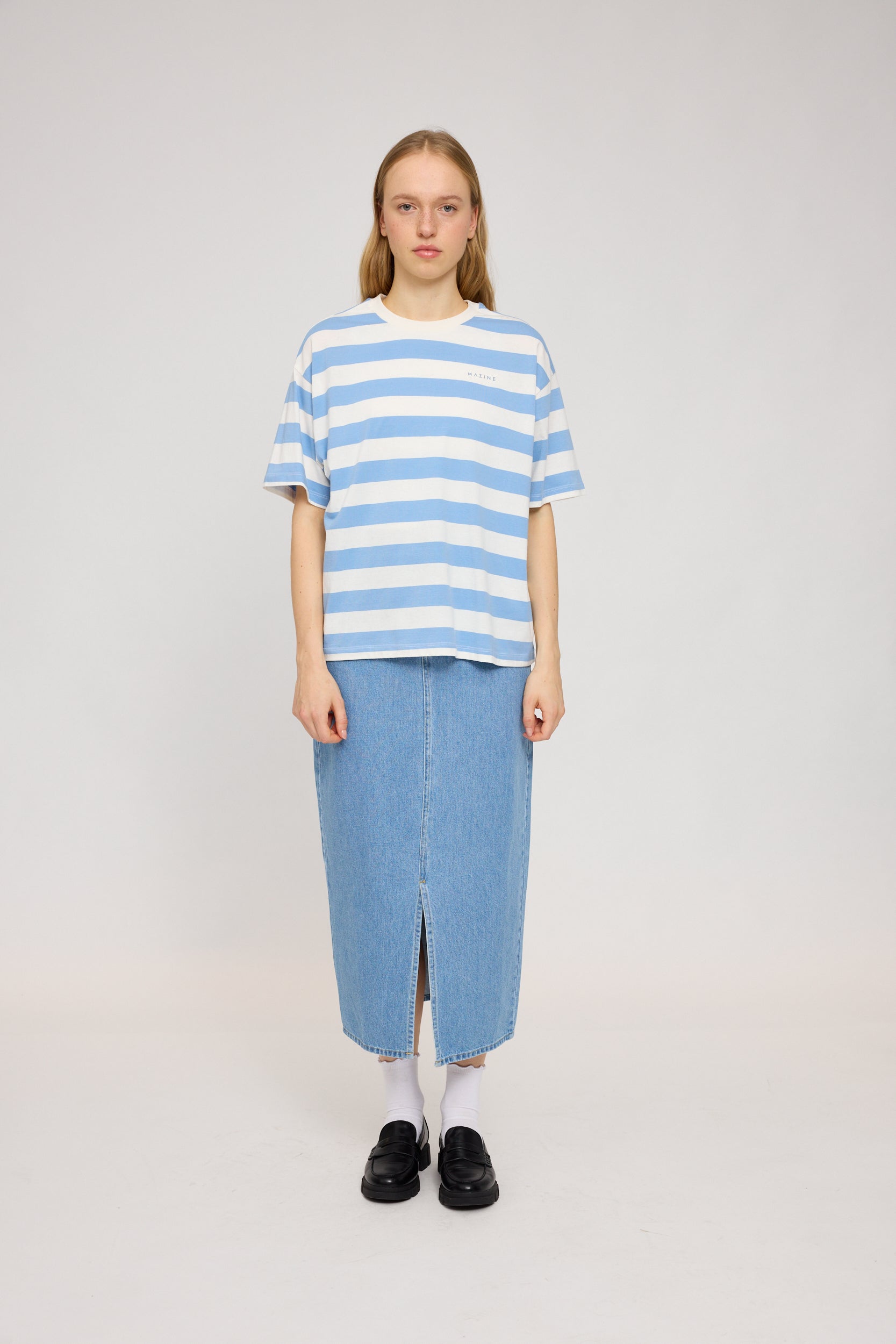Frau in blauem Streifenshirt und Jeansrock