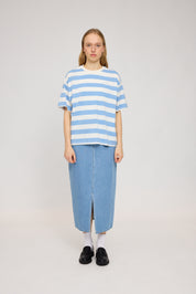 Frau in blauem Streifenshirt und Jeansrock