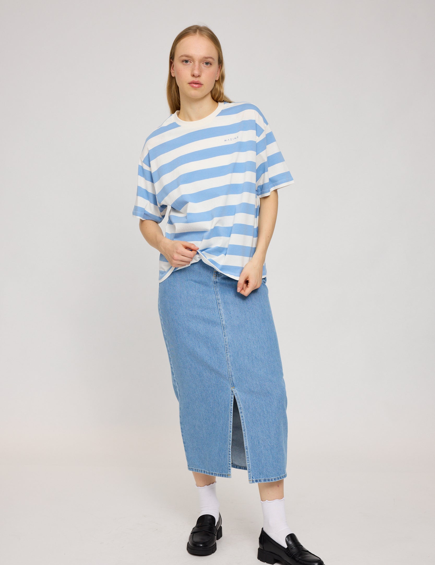 Frau in blauem Streifen-T-Shirt und Jeansrock