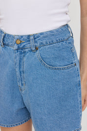 Person trägt blaue Jeansshorts