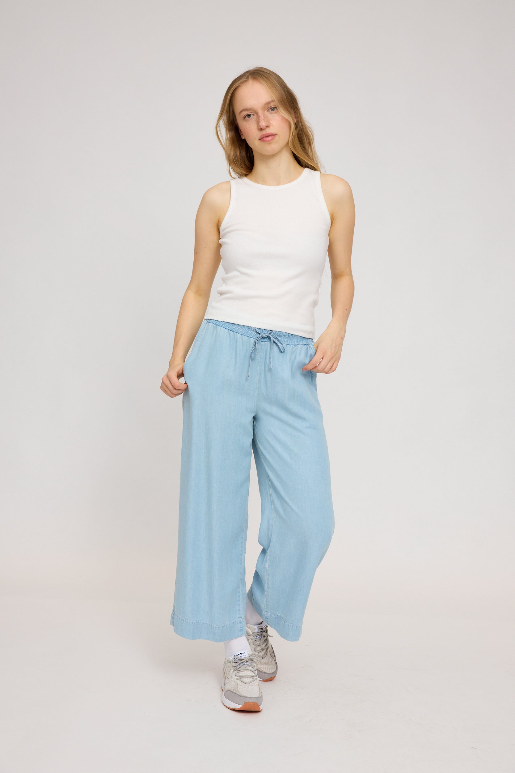 Wide Leg Denim Pants w Belt
