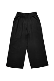 Schwarze Sporthose auf weißem Hintergrund