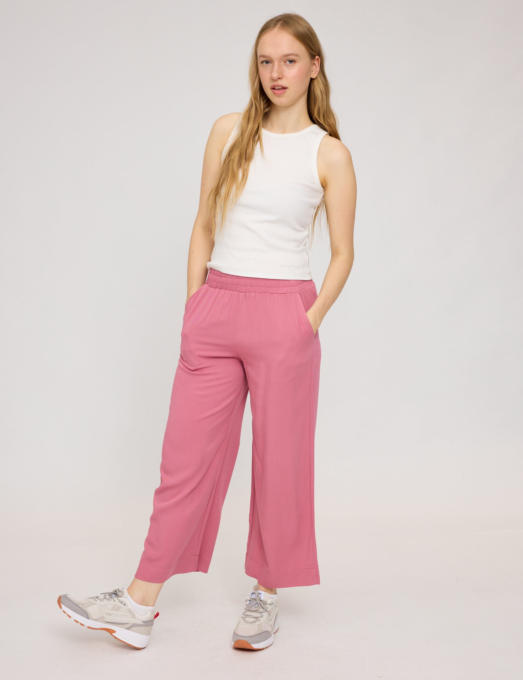 Frau in rosa Hose und weißem Top
