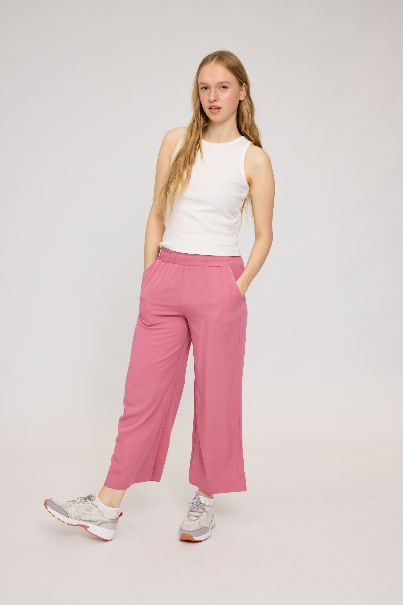 Frau in rosa Hose und weißem Top