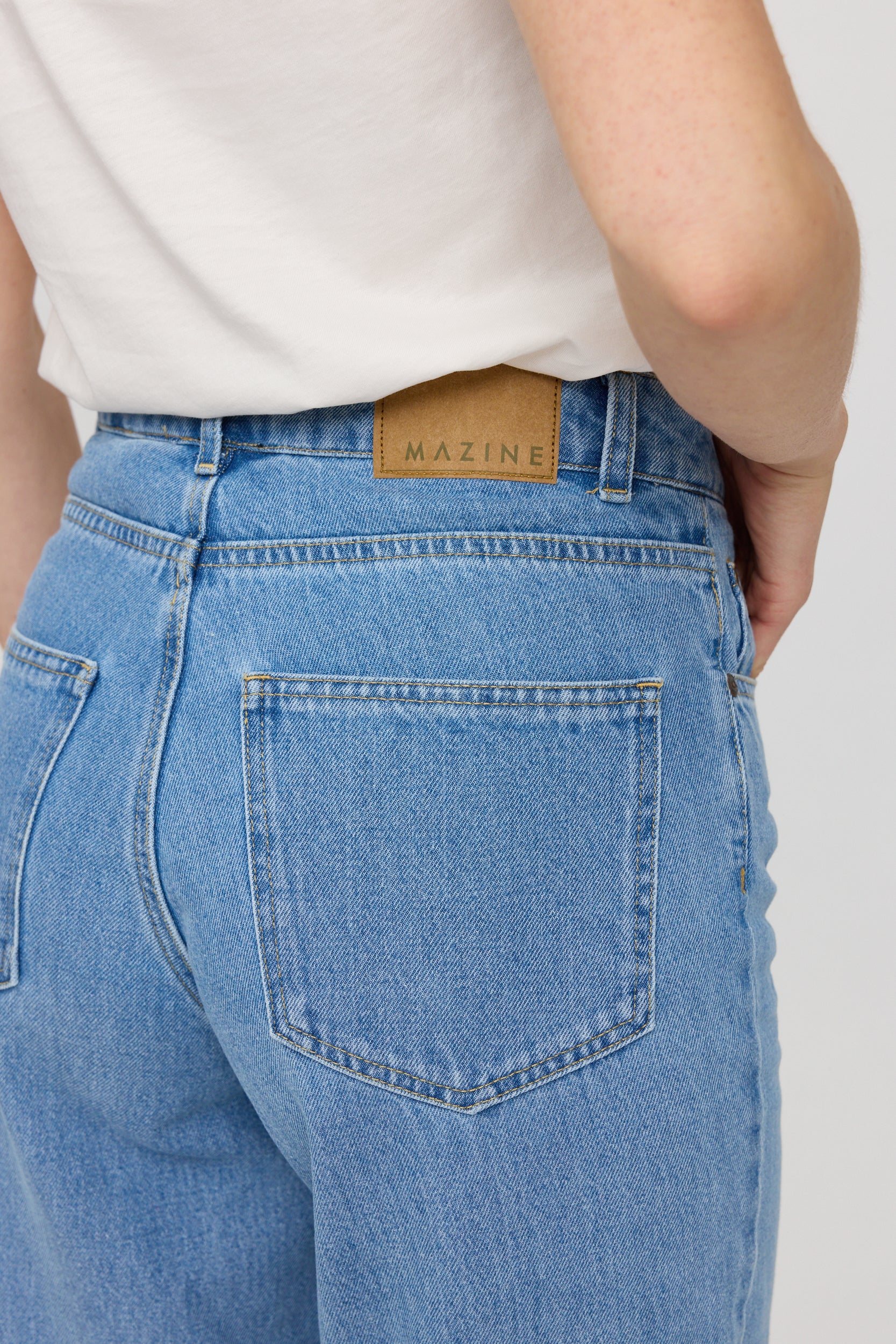 Jeans mit Markenlogo auf Lederetikett