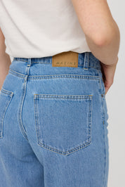 Jeans mit Markenlogo auf Lederetikett