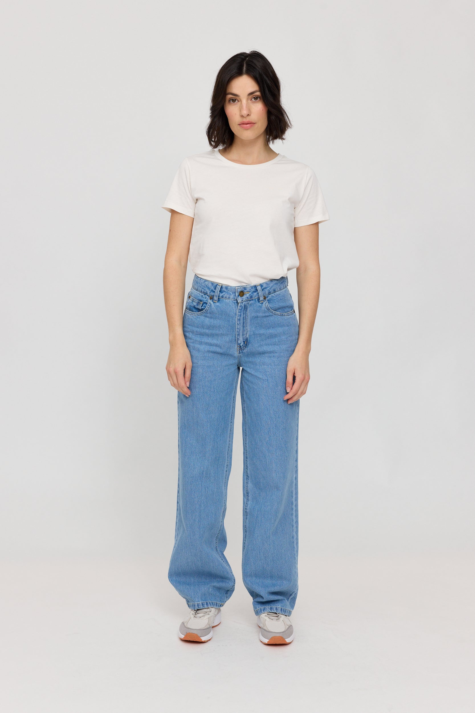 Frau in weißen T-Shirt und blauen Jeans