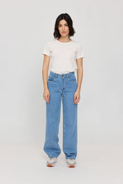 Frau in weißen T-Shirt und blauen Jeans
