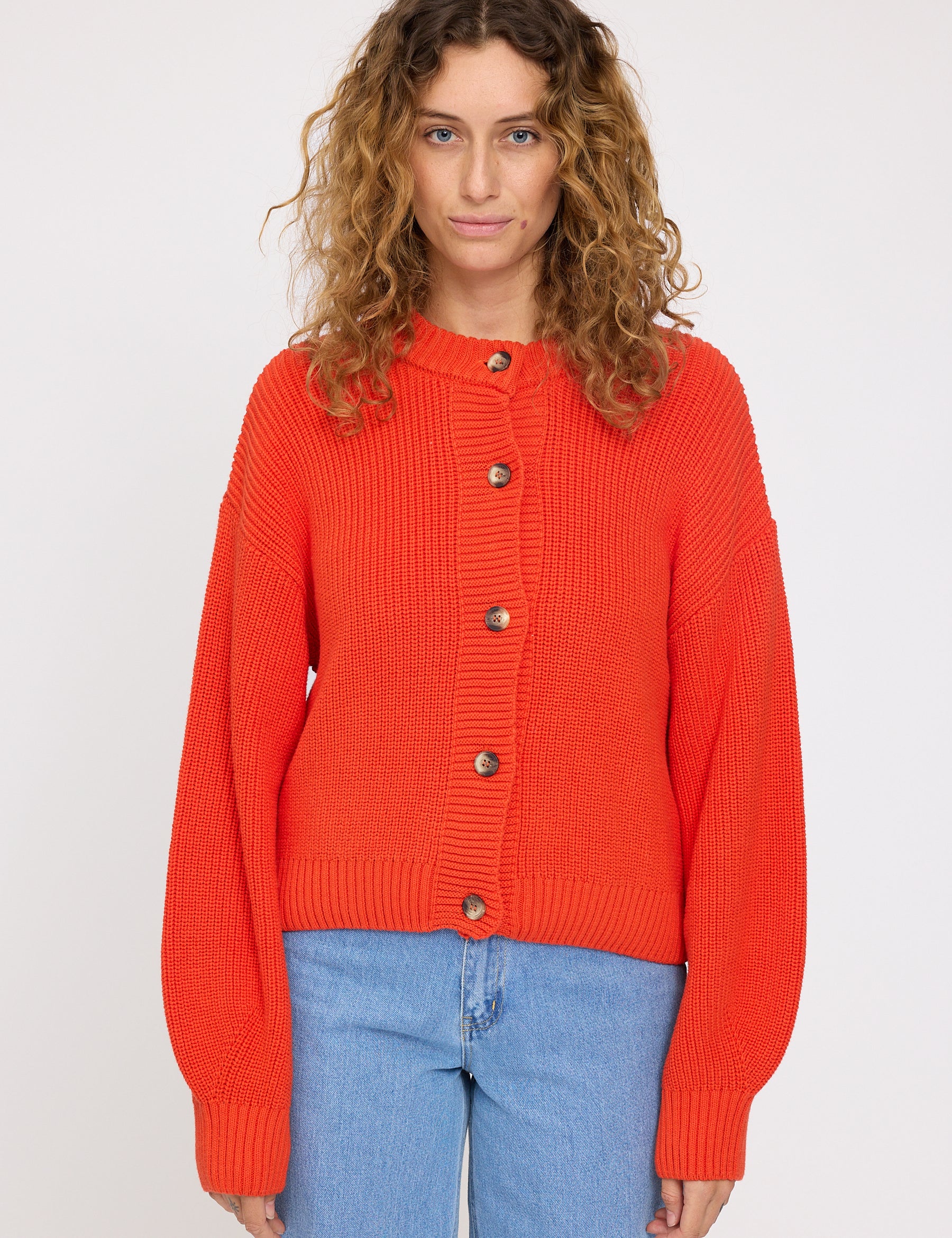 25337139_bright-red_01.jpg