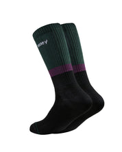 Grüne Socken mit lila Streifen