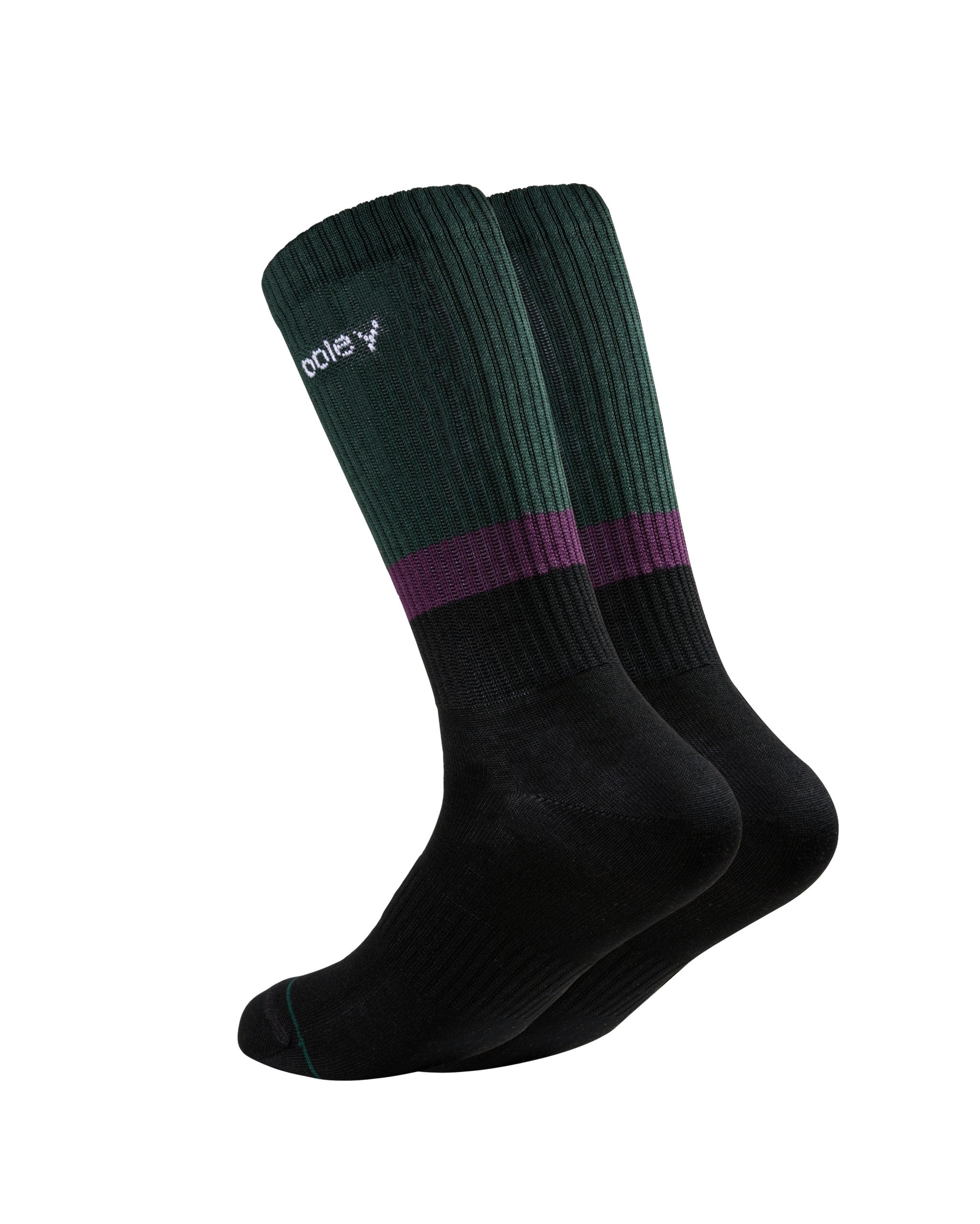 Grüne Socken mit lila Streifen