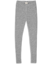 Graue Sportleggings vor neutralem Hintergrund