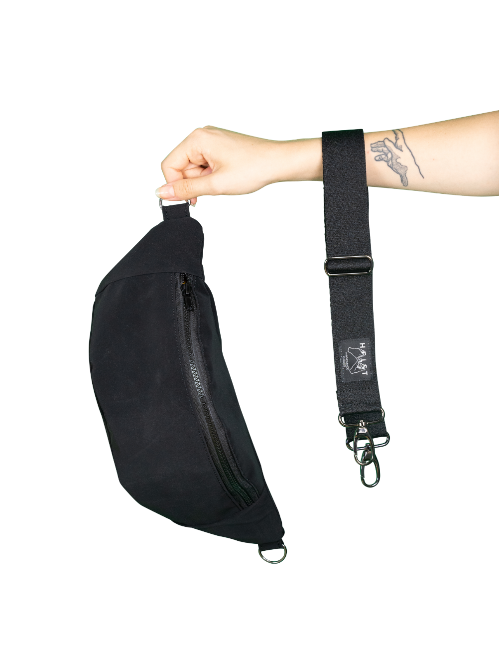Hand hält schwarze Gürteltasche