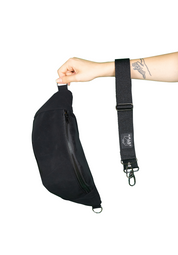 Hand hält schwarze Gürteltasche