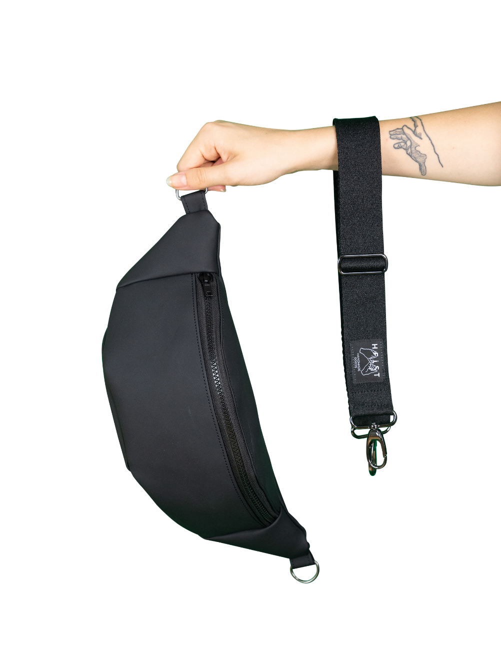 Hand hält modische schwarze Bauchtasche