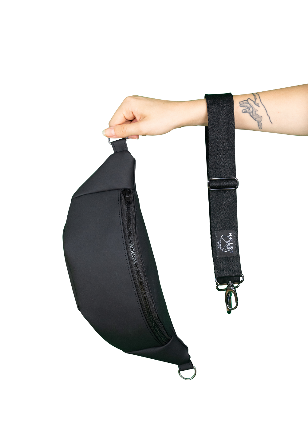 Hand hält modische schwarze Bauchtasche