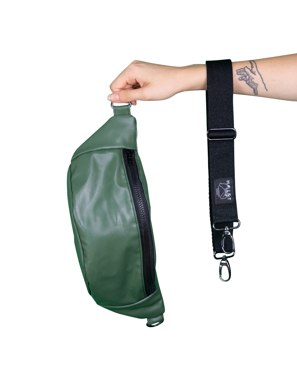 Grüne Gürteltasche in Hand isoliert