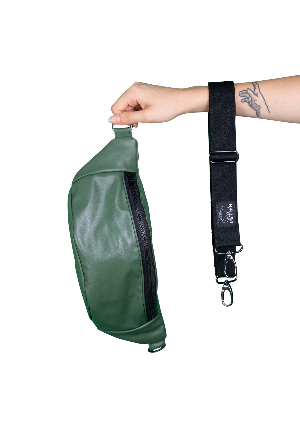 Grüne Gürteltasche in Hand isoliert