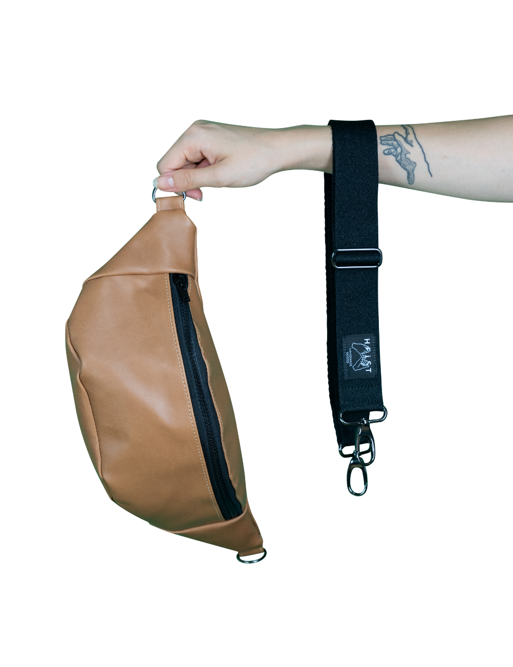 Hand hält braune Gürteltasche mit schwarzem Gurt