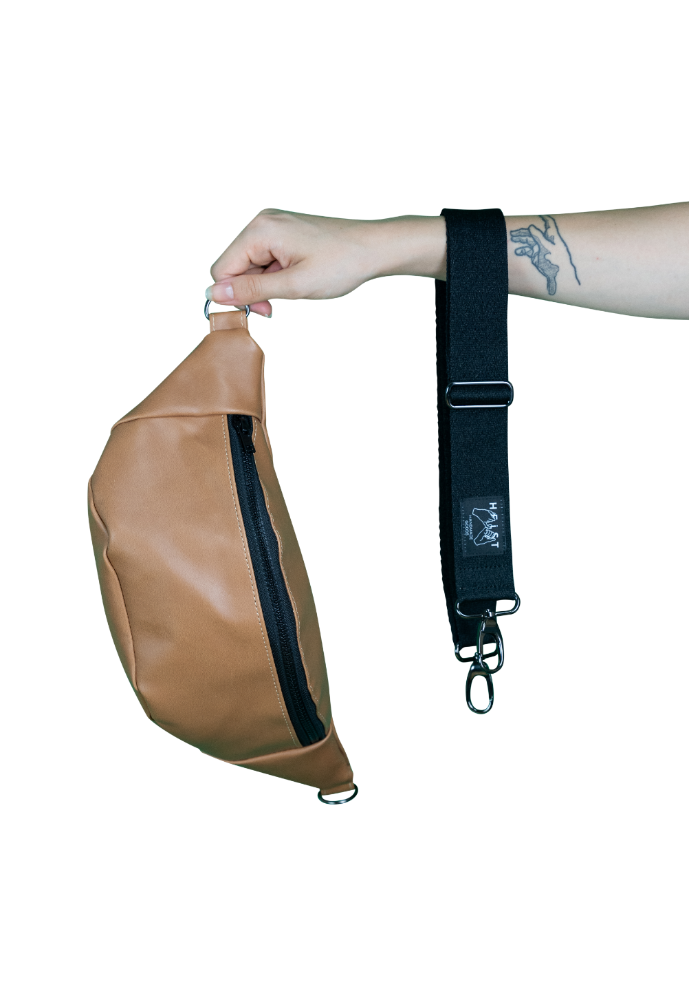 Hand hält braune Gürteltasche mit schwarzem Gurt