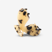 Gelbbraunes Haaraccessoire im Tiersprenkel-Design