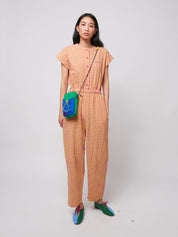 Frau mit kariertem Outfit und bunter Tasche