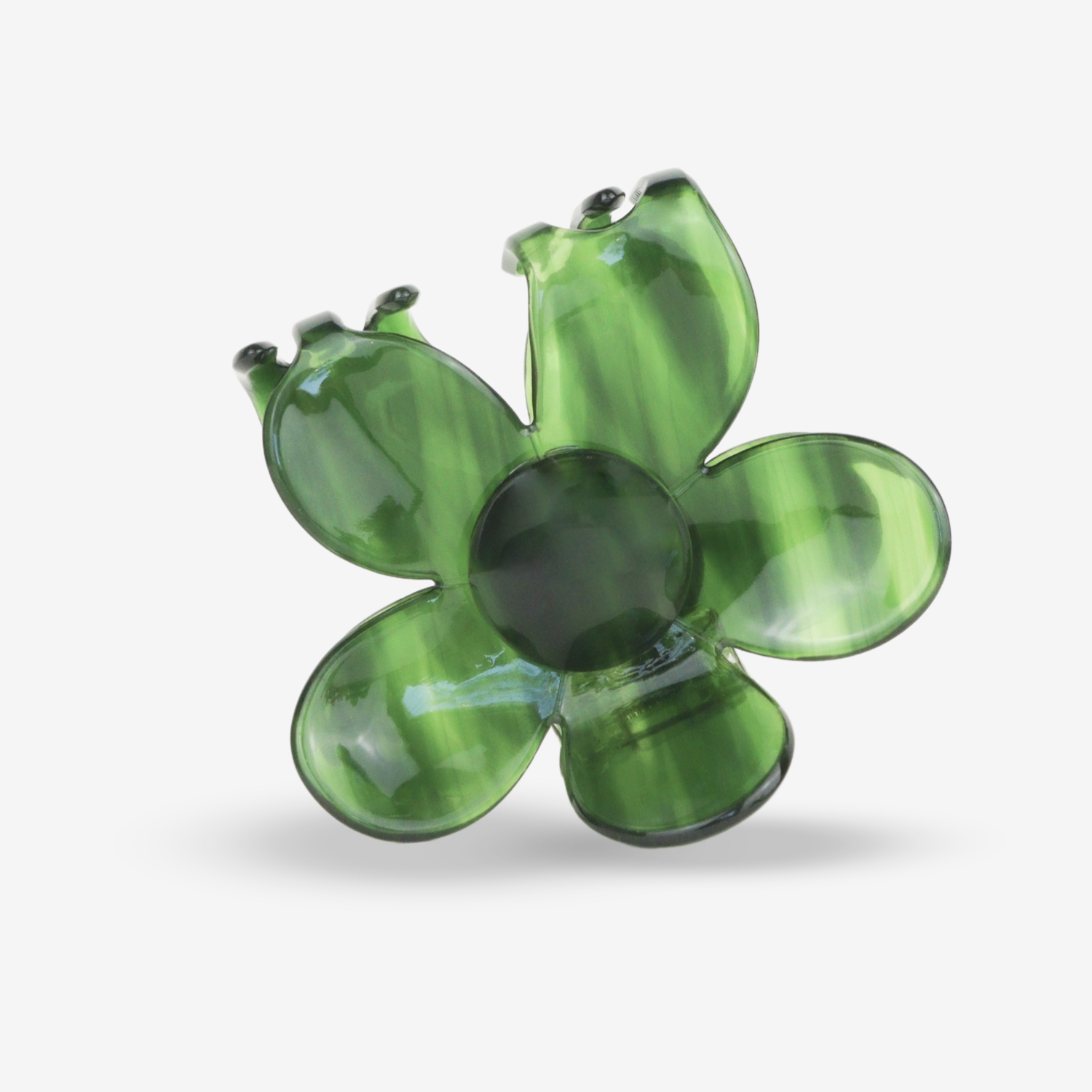 Grüne Glasblüte im isolierten Weiß