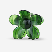Grüne Glasblumen Skulptur auf weißem Hintergrund