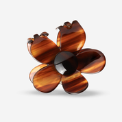 Braune Blumenform-Sonnenbrille isoliert auf Weiß