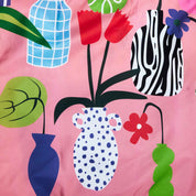 Bunte Vasen und Blumen auf rosa Hintergrund