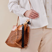 Geflochtene Handtasche mit Papagei-Dekoration