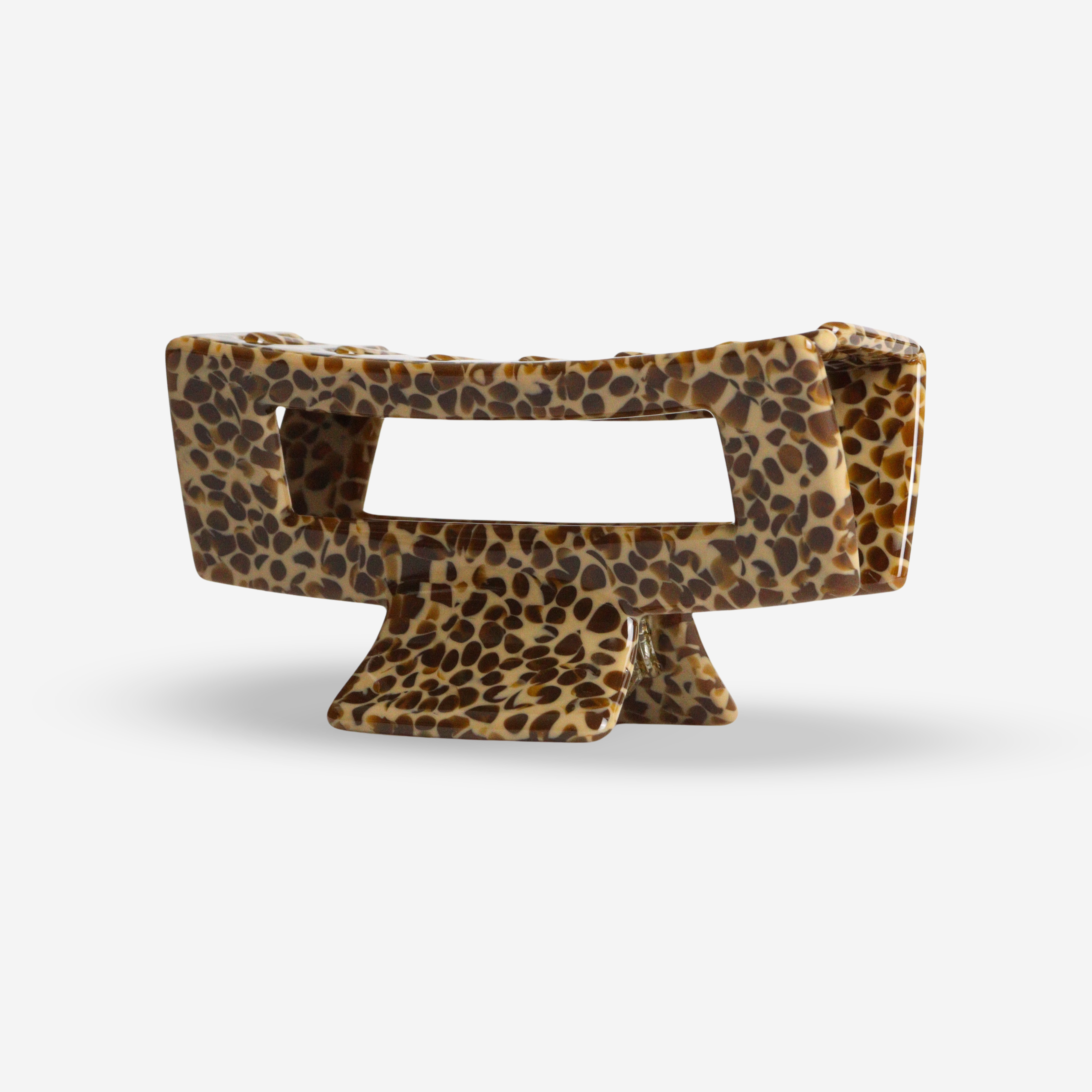 Briefhalter mit Leopardenmuster auf weißem Hintergrund